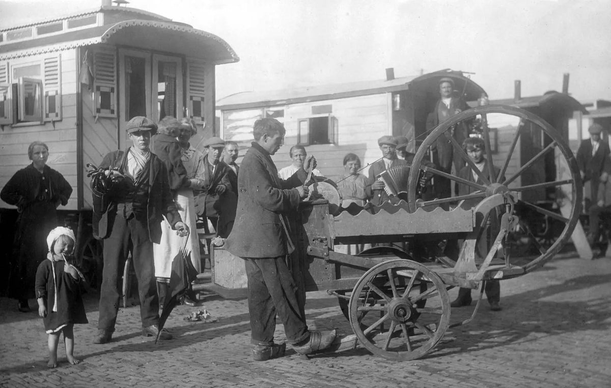 Scharensliep aan het werk bij een woonwagenkamp aan de Binckhorstlaan in Den Haag, 1921