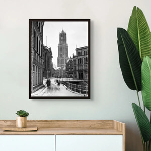 Stadhuisbrug in de sneeuw | Utrecht | ca. 1945 — ingelijste poster aan de muur