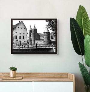 Het Pesthuis en de Helpoort | Maastricht | 1940 — ingelijste poster aan de muur