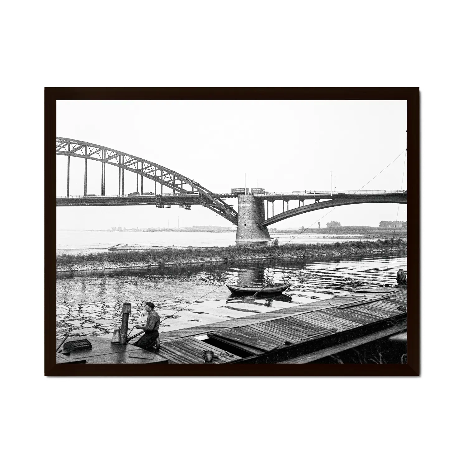 Historische foto poster: Kaaisjouwer bij de Waalbrug, Nijmegen (1945)