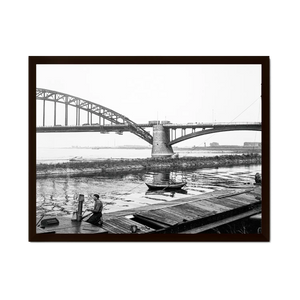 Historische foto poster: Kaaisjouwer bij de Waalbrug, Nijmegen (1945)