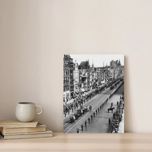 Historische foto poster: Koninklijk bezoek op de Damrak, Amsterdam (1955)