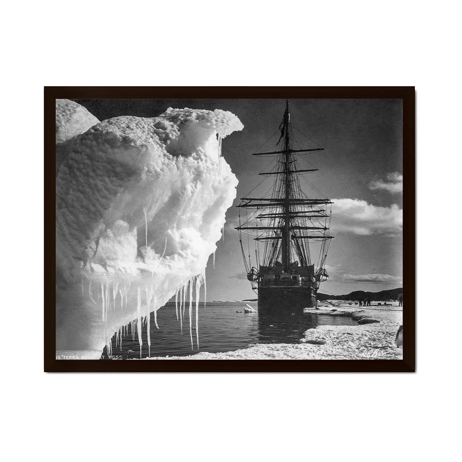 De Terra Nova bij een ijsberg | Antarctica | ca. 1911 — ingelijste poster
