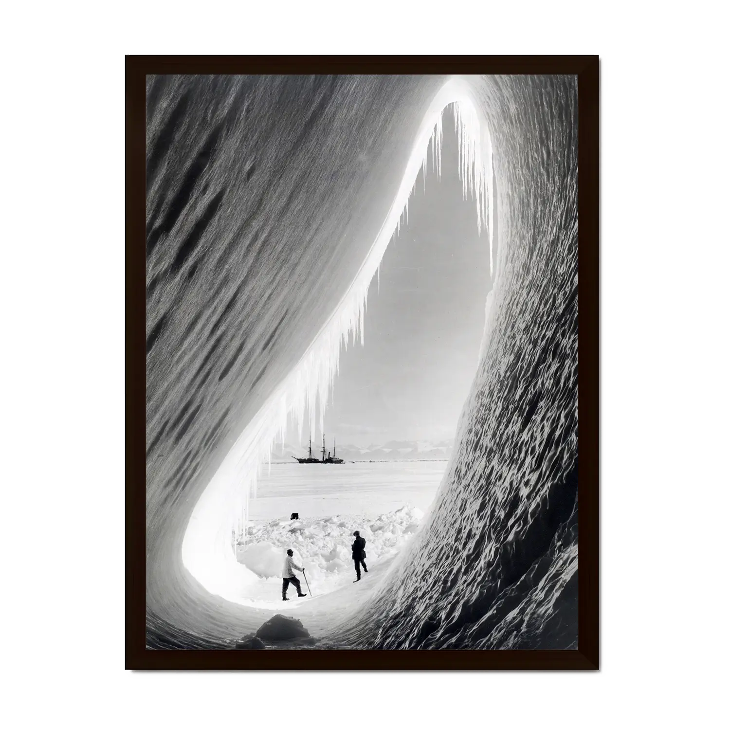 De Terra Nova gezien door een ijsgrot | Antarctica | 1911 — ingelijste poster
