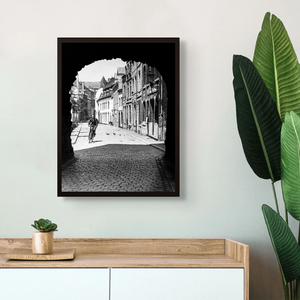 Door de Helpoort | Maastricht | 1940 — ingelijste poster aan de muur