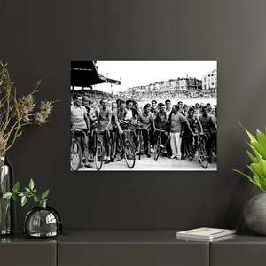 Finishfeest Tour de France, Gino Bartali in het Parc des Princes | Parijs | 1938 — aan de muur