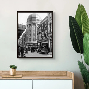 Lichtkrant Haagsche Courant | Den Haag | ca. 1934 — ingelijste poster aan de muur