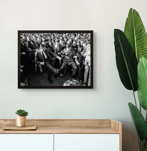 Johan Cruijff opent een verfwinkel | Amsterdam | 1967 — ingelijste poster aan de muur