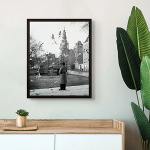 Historische foto poster: Vogels voeren aan de Zwanenburgwal, Amsterdam (1954)