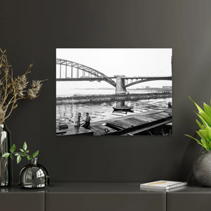 Historische foto poster: Kaaisjouwer bij de Waalbrug, Nijmegen (1945)