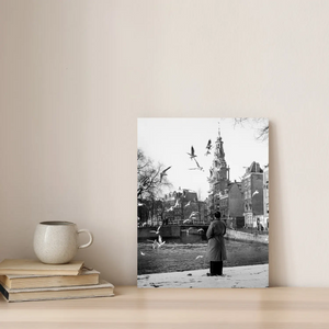 Historische foto poster: Vogels voeren aan de Zwanenburgwal, Amsterdam (1954)