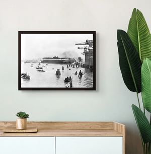 Tewaterlating van de Nieuw Amsterdam | Rotterdam | 1937 — ingelijste poster aan de muur