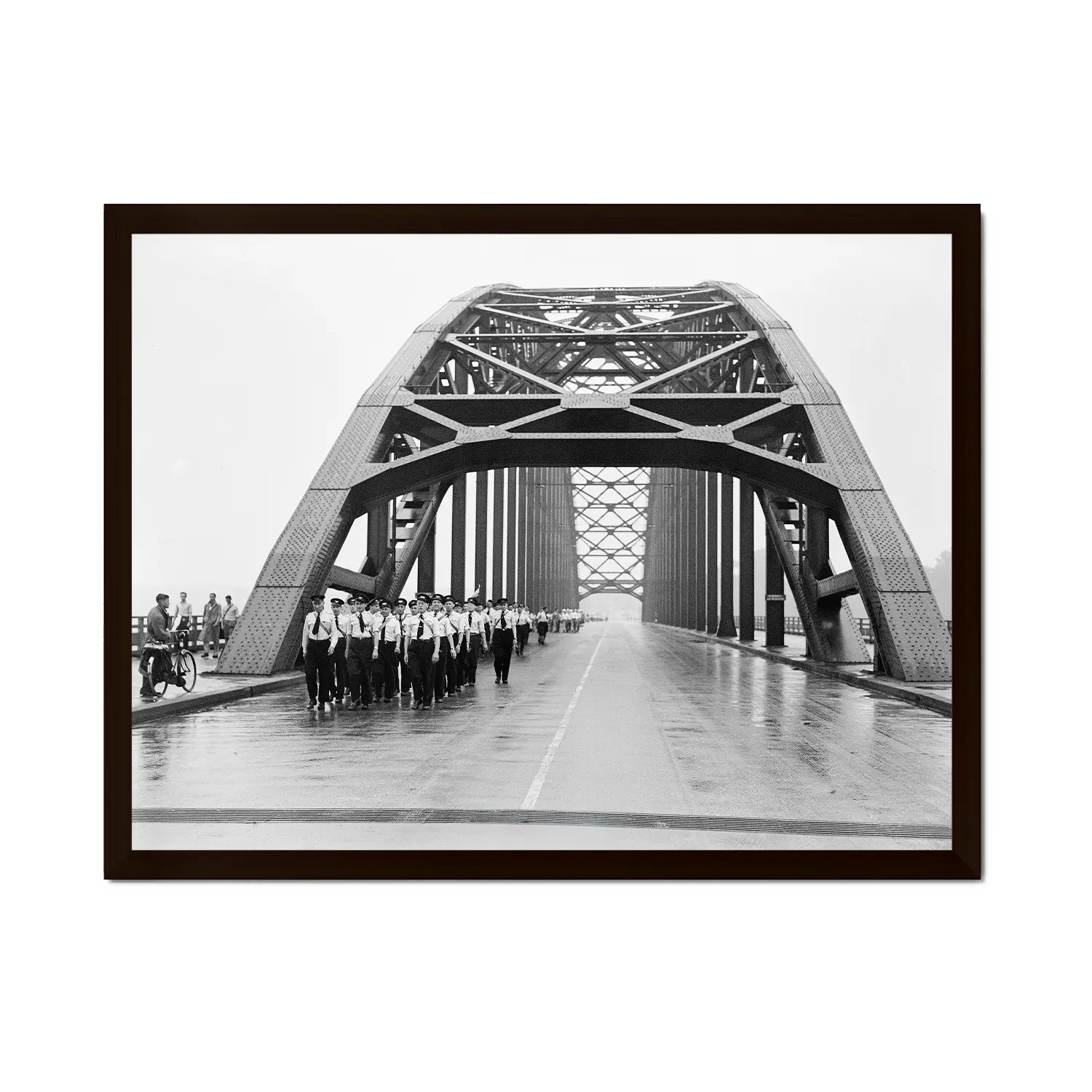 Wandelaars op de Waalbrug | Nijmegen | 1951 — ingelijste poster