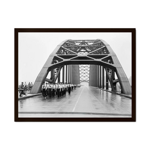 Wandelaars op de Waalbrug | Nijmegen | 1951 — ingelijste poster