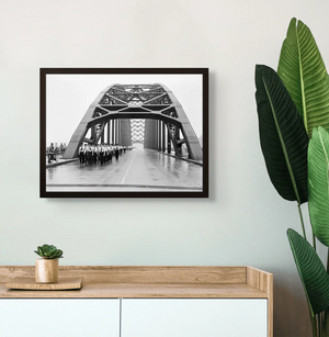 Wandelaars op de Waalbrug | Nijmegen | 1951 — ingelijste poster aan de muur