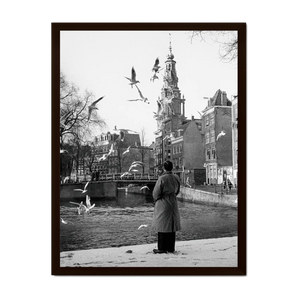 Historische foto poster: Vogels voeren aan de Zwanenburgwal, Amsterdam (1954)